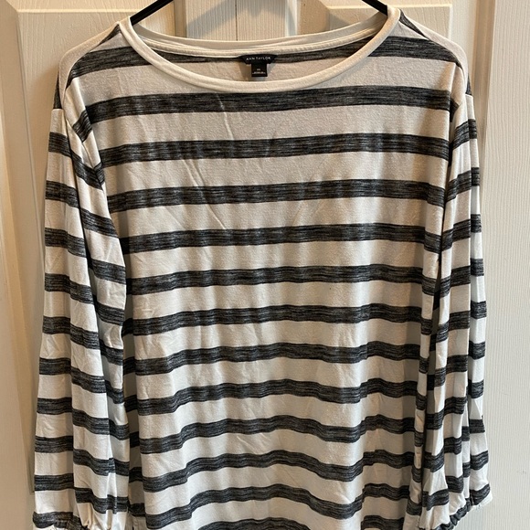 Ann Taylor Tops - ⭐️ 3 for $20 SPECIAL ⭐️Ann Taylor XS Grey/White Scoop Neck Long Sleeve Shirt